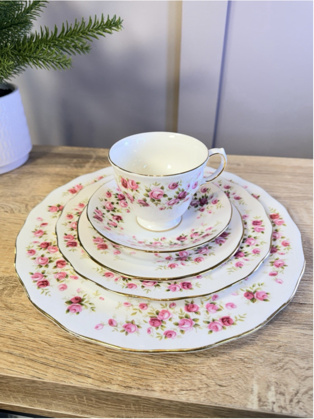 Queen Anne Cascade Roses DINNERWARE Bone China England Pink Roses Gold Trim set